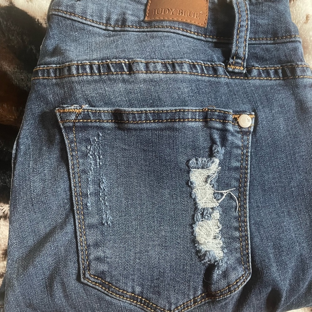 Size 5 Judy Blue distressed skinny Jean